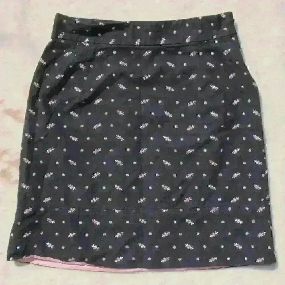 ANTHROPOLOGIE Pencil Skirt Gray Embroidered Flowers Dark Academia Size S / M